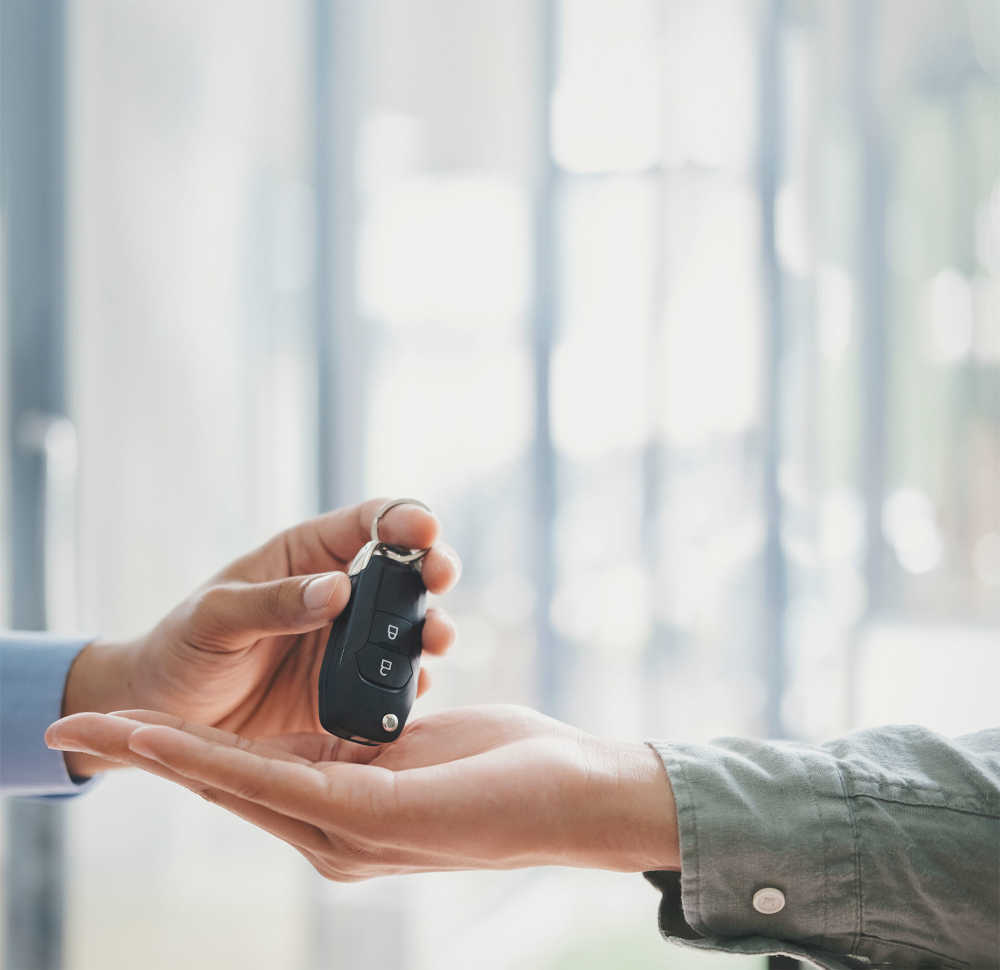 Consegna delle chiavi di un'auto a noleggio – Leasing & Renting Tavoni